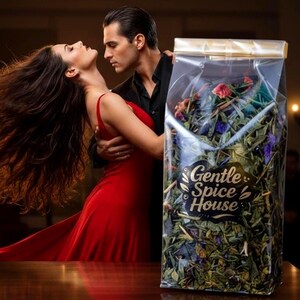 Op de afbeelding: Een transparante zak gevuld met gedroogde kruiden en bloemen, met de tekst "Gentle Spice House". Op de achtergrond danst een stel, de vrouw in een rode jurk en de man in een zwart overhemd.