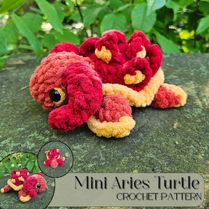 Puede incluir: Una tortuga de ganchillo hecha a mano en tonos rojos, naranjas y amarillos. La tortuga tiene un aspecto texturizado y afelpado con una cabeza y caparazón detallados. La imagen incluye una imagen más pequeña de la tortuga y el texto "Mini Aries Turtle Crochet Pattern."