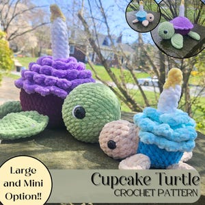 Op de afbeelding: Haakpatroon voor een cupcake schildpad amigurumi. Het patroon omvat zowel een grote als een kleine optie. De afbeelding toont twee afgewerkte gehaakte schildpadden, een met een paarse cupcake en een met een blauwe cupcake.