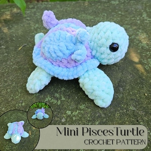 Puede incluir: Una tortuga de ganchillo hecha a mano en tonos azules, morados y verdes. La tortuga tiene un caparazón texturizado y un ojo negro. El texto "Mini Pisces Turtle CROCHET PATTERN" se muestra debajo.