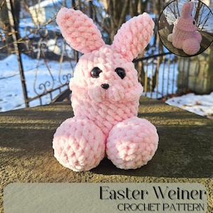 Puede incluir: Juguete de conejo de crochet rosa con ojos negros. El conejo está sentado sobre una superficie marrón. El texto "Easter Weiner Crochet Pattern" está en la parte inferior de la imagen.