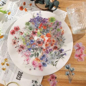 Set di 50 adesivi floreali realistici - Decalcomanie trasparenti con fiori di campo e botanici per scrapbooking, diari, inviti e decorazioni di cancelleria