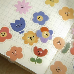 100 pegatinas de emojis con caras lindas – Paquete de pegatinas de flores y animales en tonos pastel para álbumes de recortes, diarios, papelería y manualidades.
