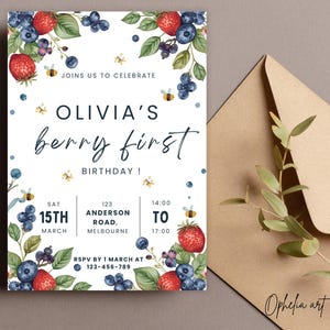 Può includere: Un biglietto d'invito bianco con il testo "Olivia's berry first birthday!" circondato da illustrazioni ad acquerello di fragole, mirtilli, foglie e api. La carta include i dettagli dell'evento e le informazioni RSVP.