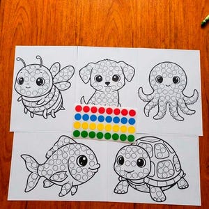 Puede incluir: Cinco hojas de papel blanco con contornos de abeja, perro, pulpo, pez y tortuga, cada uno lleno de pequeños círculos. También hay una hoja de pegatinas de puntos de colores en rojo, azul, amarillo y verde. Actividad educativa para niños.