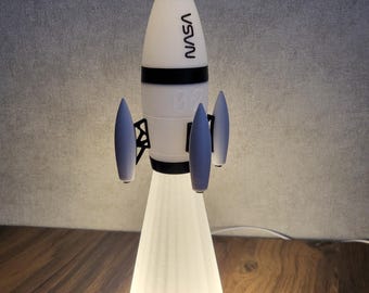 レトロな宇宙時代風ナイトライト - NASAにインスパイアされたロケット型テーブルランプ（3Dプリント用STLファイル）