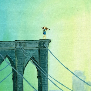 Może przedstawiać: Malowidło przedstawiające kobietę grającą na skrzypcach na szczycie mostu Brooklyńskiego. Most jest namalowany w odcieniach szarości, a niebo jest gradientem od niebieskiego do zielonego.