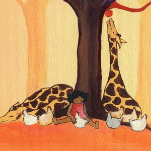 Puede incluir: Una pintura de una jirafa que alcanza una manzana roja que cuelga de una rama de &aacute;rbol. Una jirafa m&aacute;s peque&ntilde;a est&aacute; acostada con una ni&ntilde;a y varias gallinas. El fondo es de color naranja claro.