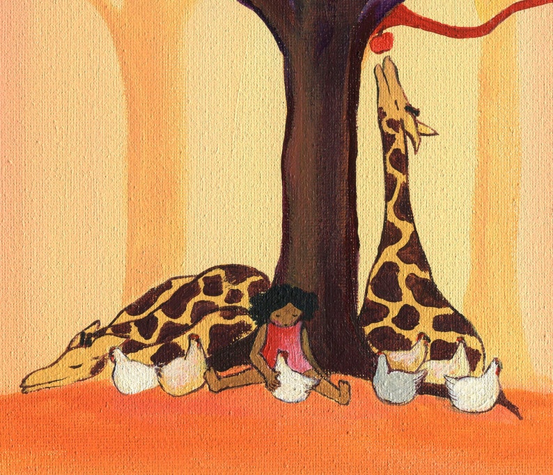 Puede incluir: Una pintura de una jirafa que alcanza una manzana roja que cuelga de una rama de &aacute;rbol. Una jirafa m&aacute;s peque&ntilde;a est&aacute; acostada con una ni&ntilde;a y varias gallinas. El fondo es de color naranja claro.