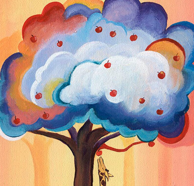 Puede incluir: Una pintura colorida de un &aacute;rbol con manzanas rojas y una jirafa que estira el cuello para comer una. El &aacute;rbol tiene hojas azules, moradas y naranjas.