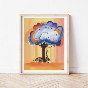 Puede incluir: Una pintura de dos jirafas sentadas debajo de un &aacute;rbol colorido con manzanas rojas. El &aacute;rbol tiene una copa azul, morada y naranja. Las jirafas son marrones y amarillas con cuellos largos y manchas. El fondo es un degradado amarillo y naranja.