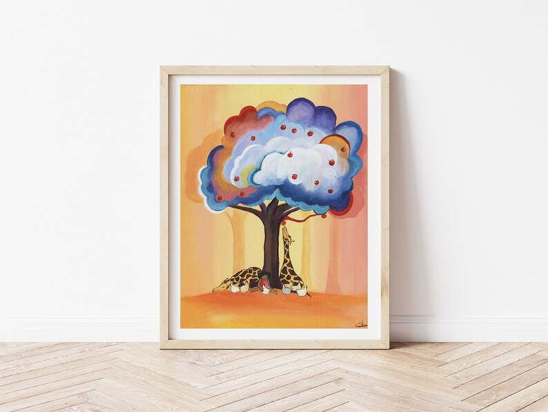 Puede incluir: Una pintura de dos jirafas sentadas debajo de un &aacute;rbol colorido con manzanas rojas. El &aacute;rbol tiene una copa azul, morada y naranja. Las jirafas son marrones y amarillas con cuellos largos y manchas. El fondo es un degradado amarillo y naranja.