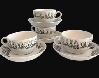 Tazas y platillos vintage de Arabia Finland, cerámica de mediados de siglo con diseño floral verde de Raija Uosikkinen.