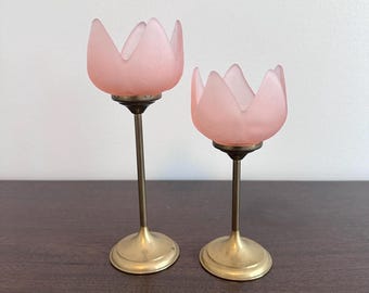 Candelabros vintage de tulipán de vidrio esmerilado rosa, base de latón, juego de 2