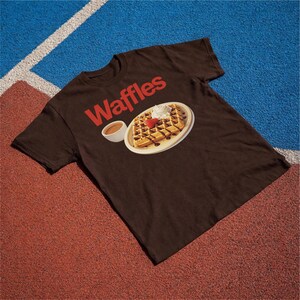 ワッフルTシャツ：レトロなダイナーブランチデザートグラフィックTシャツ、朝食フードシャツ、ワッフル好きへのギフト Dark Chocolate