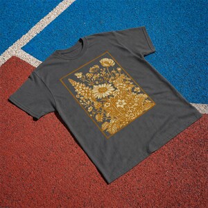 Vintage Wildflower Tee, Golden Botanical Meadow Illustration Comfort Colors Shirt bild 5