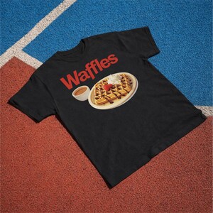 ワッフルTシャツ：レトロなダイナーブランチデザートグラフィックTシャツ、朝食フードシャツ、ワッフル好きへのギフト Black