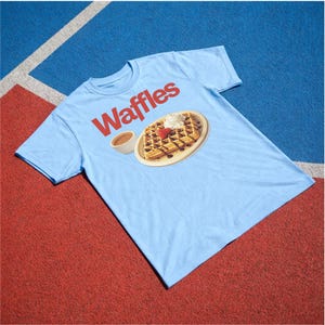 ワッフルTシャツ：レトロなダイナーブランチデザートグラフィックTシャツ、朝食フードシャツ、ワッフル好きへのギフト Light Blue