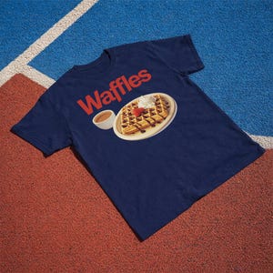 ワッフルTシャツ：レトロなダイナーブランチデザートグラフィックTシャツ、朝食フードシャツ、ワッフル好きへのギフト Navy