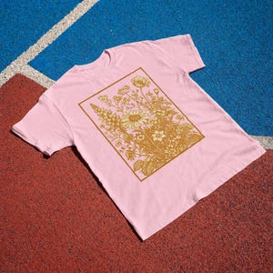 Vintage Wildflower Tee, Golden Botanical Meadow Illustration Comfort Colors Shirt bild 10