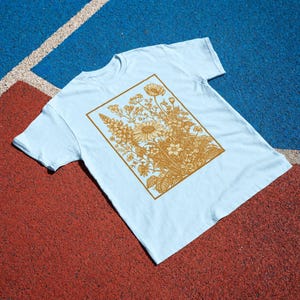 Vintage Wildflower Tee, Golden Botanical Meadow Illustration Comfort Colors Shirt bild 8