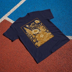 Vintage Wildflower Tee, Golden Botanical Meadow Illustration Comfort Colors Shirt bild 13