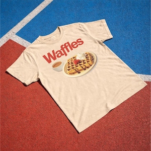 ワッフルTシャツ：レトロなダイナーブランチデザートグラフィックTシャツ、朝食フードシャツ、ワッフル好きへのギフト Sand