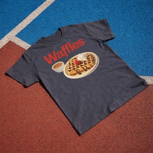 ワッフルTシャツ：レトロなダイナーブランチデザートグラフィックTシャツ、朝食フードシャツ、ワッフル好きへのギフト Charcoal
