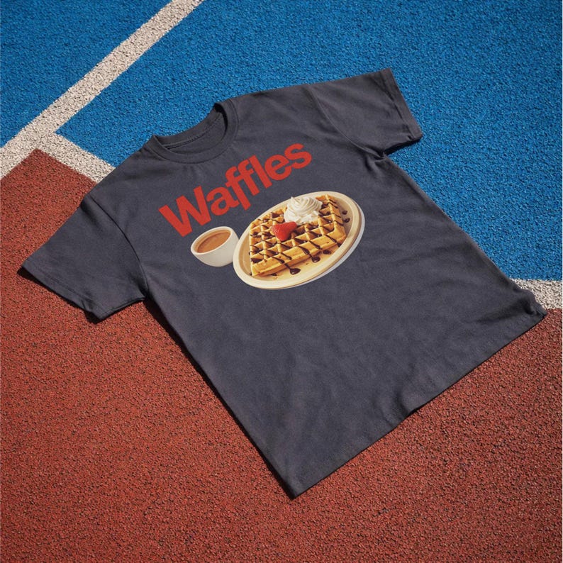 ワッフルTシャツ：レトロなダイナーブランチデザートグラフィックTシャツ、朝食フードシャツ、ワッフル好きへのギフト Charcoal