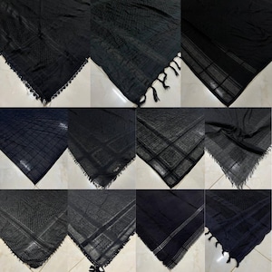 Puede incluir: Una colección de pañuelos de color negro y gris con patrones y bordes con flecos. Los pañuelos están dispuestos en una cuadrícula.