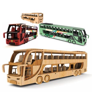 Puede incluir: Cuatro modelos de autobuses de dos pisos de madera. Un autobús es rojo con el texto "CHAMOIS BUS JEW ART" y "FORGOT TO SAY", otro es verde con el texto "EXPRESSO" y "BUS Y CARGO", y dos son de madera natural.