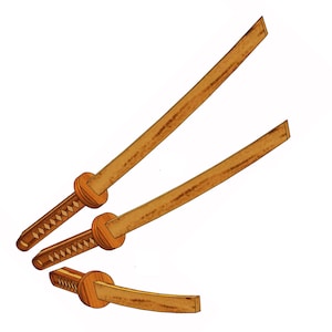 Op de afbeelding: Drie houten zwaarden, twee met rechte bladen en een met een gebogen blad. De zwaarden zijn allemaal bruin en hebben een eenvoudig ontwerp.