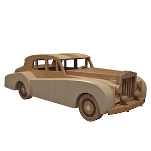 Puede incluir: Un coche de juguete de madera de diseño clásico, con una combinación de colores de madera clara y oscura. El coche tiene un capó largo, una parrilla delantera detallada y guardabarros redondeados. El techo tiene un patrón a rayas y las ruedas son circulares.