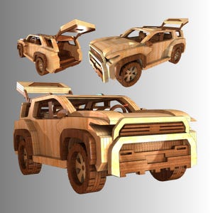 Puede incluir: Un modelo de juguete de SUV hecho de madera con un acabado de grano de madera claro y oscuro. El vehículo tiene una rejilla frontal, ruedas grandes y un portón trasero que se muestra en posición abierta. El diseño consta de piezas de madera.