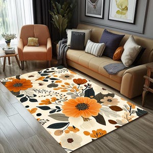 Könnte beinhalten: Ein weißer Teppich mit einem floralen Muster mit orangefarbenen, braunen und weißen Blumen. Der Teppich hat einen cremefarbenen Hintergrund mit schwarzen Punkten.
