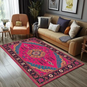 Esta vibrante alfombra oriental rosa con bordes azul marino está decorada con motivos de hojas color verde azulado (RB-2186).