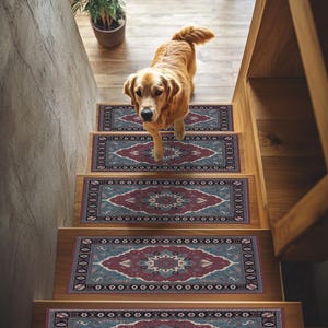Könnte beinhalten: Ein Golden Retriever-Hund geht eine Holztreppe mit Treppenläufern hinunter. Die Läufer zeigen ein blaues, weinrotes und cremefarbenes orientalisches Teppichmuster. Oben auf der Treppe steht eine Topfpflanze.