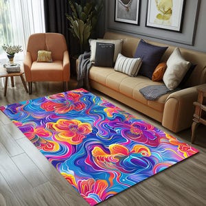Op de afbeelding: Een kleurrijk vloerkleed met een psychedelisch bloemenpatroon. Het kleed heeft zwierige lijnen en levendige kleuren, waaronder roze, geel, blauw en paars.