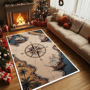 Könnte beinhalten: Ein rechteckiger Teppich mit einem nautischen Kartendesign. Der Teppich zeigt eine Windrose in der Mitte, umgeben von Illustrationen von Segelschiffen, Inseln und Küstenlinien. Die Farbpalette umfasst Beige-, Braun- und Blautöne.