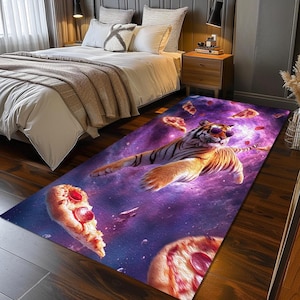 Puede incluir: Una alfombra de temática galáctica púrpura y rosa con un tigre que lleva gafas de sol y flota en el espacio. El tigre está rodeado de rebanadas de pizza.