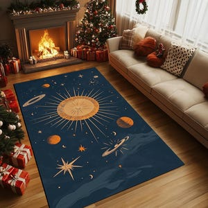 Könnte beinhalten: Ein marineblauer Teppich mit einem himmlischen Design, das eine große Sonne mit Strahlen, Planeten und Sterne zeigt. Der Teppich hat eine Vintage-Ästhetik.