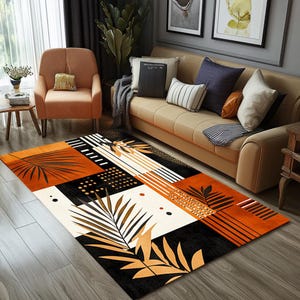 Könnte beinhalten: Ein geometrisch gemusterter Teppich in den Farben Orange, Schwarz und Weiß. Der Teppich zeigt ein Design aus stilisierten Palmenblättern und geometrischen Formen.