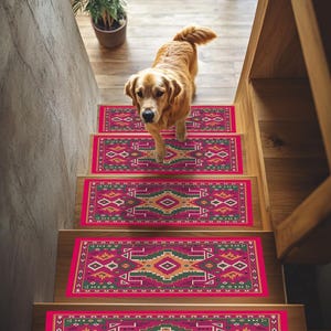 Puede incluir: Un perro Golden Retriever baja por una escalera de madera con alfombras decorativas. Las alfombras tienen un borde rosa vibrante y presentan un patrón geométrico en tonos verdes, naranjas y crema.