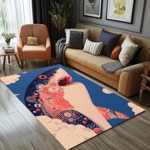 Könnte beinhalten: Ein blauer und rosa Teppich mit einem großen, geöffneten Hai-Design. Der Hai ist von Wolken und Blumenmustern umgeben.