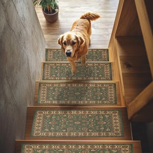 Op de afbeelding: Een golden retriever loopt een houten trap af met groene en beige traplopers met patronen. De lopers hebben een sierlijk, traditioneel ontwerp. Boven aan de trap is een potplant te zien. De scène wordt verlicht door natuurlijk licht.