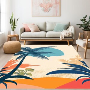 以下が含まれることがあります： トロピカルなテーマのカラフルなエリアラグ。ラグには、青い葉の大きなヤシの木と、夕焼け色の背景が描かれています。