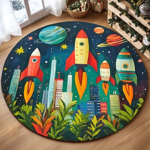 Könnte beinhalten: Ein runder Teppich mit dunkelblauem Hintergrund, auf dem bunte Raketen, Planeten und Sterne abgebildet sind. Der Teppich hat ein fantasievolles Design mit einer Skyline im Hintergrund.