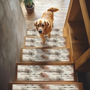 Pode incluir: Um cão Golden Retriever desce uma escada de madeira. Os degraus apresentam um design repetido de formas abstratas em tons de cinza, castanho e creme. As escadas são emolduradas por madeira clara e uma parede de tom neutro.