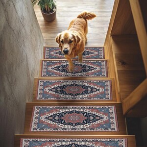 Może przedstawiać: Golden retriever schodzi po drewnianych schodach ozdobionych wzorzystymi chodnikami schodowymi. Chodniki mają geometryczny wzór w kolorze granatowym, czerwonym i kremowym. Na szczycie schodów widać roślinę doniczkową.