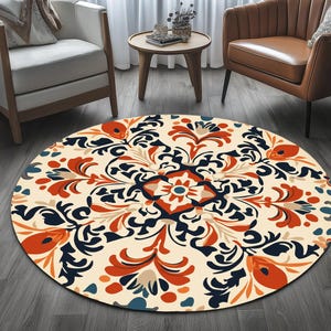 Könnte beinhalten: Ein runder Teppich mit cremefarbenem Hintergrund und einem farbenfrohen Blumenmuster. Das Muster zeigt rote, orange, blaue und grüne Farben. Der Teppich hat ein traditionelles, verziertes Design.